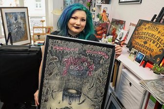 Zwischen Knochen und Katzen: Zwickauerin verwandelt Depression in Kunstwerke - Franziska Strodl zeigt ihrem Arbeitszimmer ihre preisgekrönte Arbeit aus dem Jahr 2018.