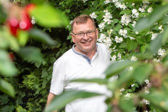 Zwischen Knochenbrüchen und Menschlichkeit: Was Plauens Unfallchirurg Dr. Uwe Lorenz in 40 Jahren am Vogtlandklinikum alles erlebt hat - Er tauscht jetzt den OP-Saal gegen den heimischen Garten: Dr. Uwe Lorenz geht in den Ruhestand.