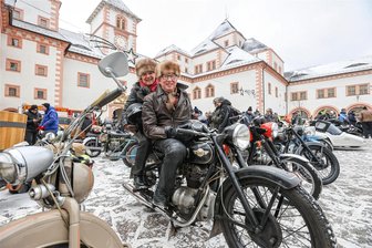 Zwischen Kommen und Gehen: Wintertreffen in Augustusburg mit weniger Besuchern - Gotthard und Sabine Tröger aus Oelsnitz im Erzgebirge fahren seit 20 Jahren zum Wintertreffen, auch diesmal sind sie mit der Touren-Awo nach Augustusburg getuckert.