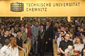 Zwischen „Legt das Handy einfach weg“ und „Geht mal einen trinken“: Welche Tipps die Erstis an der TU Chemnitz bekommen - Rektor Prof. Dr. Gerd Strohmeier betritt, gefolgt vom Senat der Universität, den großen Hörsaal.