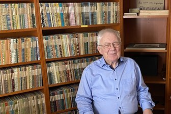 Zwischen Leidenschaft und Gefahr: Die Erinnerungen eines ostdeutschen Antiquars aus Thalheim - Der Thalheimer Antiquar Wolfgang Neubert in seinem Reich. Er hat einen aufwendig gebundenen, 142-seitigen, vom Leipziger Künstler Egbert Herfurth illustrierten Band herausgebracht.