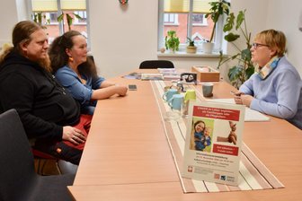 Zwischen Liebe und Schmerz: Wie es ist, als Pflegefamilie ein Kind auf Zeit aufzunehmen - Kirsten und Denny Göthel sind Pflegeltern auf Zeit. Über ihre Erfahrungen tauschen sie sich mit Caritas-Mitarbeiterin Angela Gomon aus.