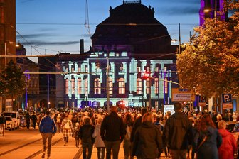 Zwischen Light Our Vision und Betonfestival: Das sind die Highlights im Kulturhauptstadt-September - Schon das dritte Jahr findet im September das „Light our Vision“ statt. Die Gebäude in der Innenstadt werden hier mit kreativen Lichtinstallationen in Szene gesetzt.