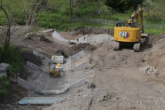 Zwischen Lindenstraße und Goldbach: Was genau wird in Wiesenburg gebaut? - Blick von der Lindenstraße in den Goldbachgrund, wo eine Kaskade gebaut wird.