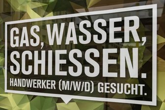 Zwischen „Lumpenpazifisten“ und „Kriegstreibern“: Warum ich zur Wehrpflicht keine Position finde - Reklame für die Bundeswehr: Erst Fragebogen ausfüllen, dann erschossen werden?
