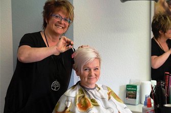 Zwischen Lust und Frust: Wie eine Frisörin aus Reichenbach durch Corona kam - Endlich wieder Alltag ohne Maske - die beiden Frauen sind geimpft: Kathrin Natz mit Stammkundin Conny Schmidt von "Connys Bar".