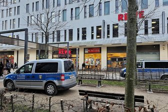 Zwischen Luxus-Optiker und Trinker-Ecke: Was wird aus dem Chemnitzer Wall? - Vor dem Rewe-Supermarkt am Wall kam es in der Vergangenheit immer wieder zu Auseinandersetzungen zwischen teilweise alkoholisierten Personen.