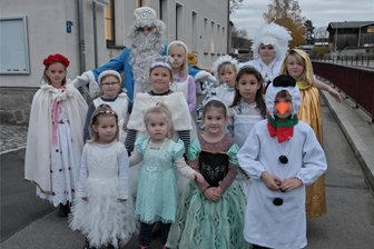 Zwischen Märchenumzug und Jens-Weißflog-Besuch: Wie Kirchberg in die Adventszeit startet - Die Schneekönigin und Väterchen Frost, die den Märchenumzug zum Kirchberger Weihnachtsmarkt anführen, haben Verstärkung bekommen: Junge „Kids Club“-Besucher haben ihre Kostüme bereits anprobiert.
