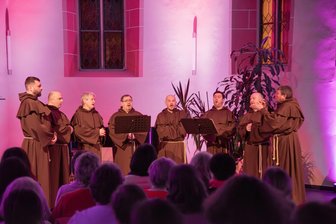 Zwischen Mittelalter und Moderne: So begeistern The Gregorian Voices in Oelsnitz - Das Ensemble Gregorian Voices trat in der Katharinenkirche in Oelsnitz auf.