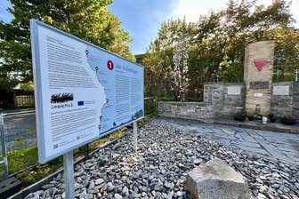 Zwischen Mülsen und Eibenstock: Tafeln erinnern an das Leiden der KZ-Häftlinge - In Mülsen steht die erste von sieben Infotafeln zum Todesmarsch der KZ-Häftlinge