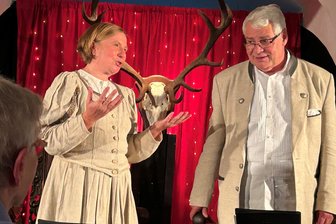 Zwischen Mythen und Realität: Das Leben des Karl Stülpner im Kastanienhoftheater Reichenau - Silke Führich und Reinhardt Schuchart gestalten dieses Jahr erneut in ihrem Kastanienhoftheater die szenische Lesung über das Leben des erzgebirgischen Volkshelden Karl Stülpner.