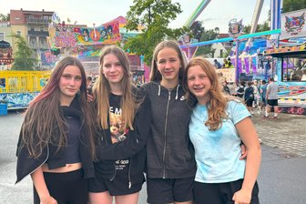 Zwischen Nervenkitzel und Höhenangst: Was lohnt sich auf dem Rummel des Freiberger Bergstadtfests? (Mit Video) - Hailey Thieme, Berenike Steuber, Annelie Gärtner und Helene Wagler testen den Rummel des Freiberger Bergstadtfests.