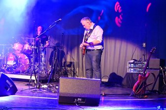 Zwischen Nostalgie und Experiment: Das 14. Artrock-Festival belebt das Vogtland - Das Duo Flame Drop aus der Schweiz unterhielt die Besucher mit sphärischen Klängen.