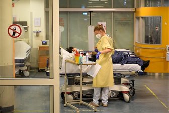 Zwischen Personal- und Geldnot: Wie weiter mit den Krankenhäusern? - Notaufnahmen in Not: Nicht immer kommen wie hier in Leipzig Patienten mit schweren Gesundheitsproblemen.