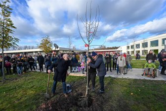 Zwischen Pflanzfestival für die Kulturhauptstadt Chemnitz und inneren Bäumen - Bei einer Pflanzung im Terra-Nova-Campus legte OB Sven Schulze selbst Hand an.
