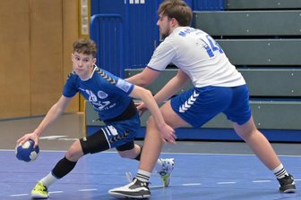Zwischen Pokalfieber und Bundesliga-Quali: Warum es im Auer Handball vor allem im Nachwuchs spannend bleibt - Straffes Programm: Die A-Jugend-Handballer der SG EHV/Nickelhütte Aue – im Bild Finn Mühlberg am Ball - greifen nach dem Sachsenmeistertitel nun zuhause im Finaleturnier auch noch nach dem MHV-Pokal. Es folgen die Qualifikationsrunden zur A-Jugend-Bundesliga.