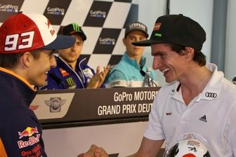 Zwischen Pole Position und Telemark - Willkommene Abwechslung: Richard Freitag (rechts), selbst begeisterter Motorradfahrer, überreichte jüngst Weltmeister Marc Marquez auf dem Sachsenring die Trophäe für die Pole Position in der MotoGP.