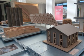 Zwischen Porphyr und Stroh: Können Baustoffe wie vor Hunderten Jahren das Klima retten – auch in Chemnitz? - Die Ausstellung macht auf die Verwendungsmöglichkeiten natürlicher Baustoffe aufmerksam.