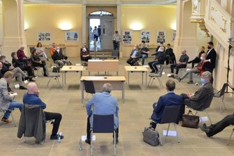 Zwischen Protest und Akzeptanz: Bürger im Dialog zu den Corona-Maßnahmen - Bürgerdialog in der Freiberger Nikolaikirche.