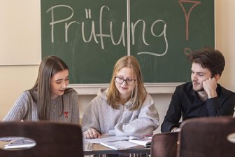 Zwischen Prüfungsstress und Zukunftsträumen: Wie junge Erzgebirger für das Abi büffeln - Für Frida Blei, Charlotte Schmidt und Ruben Weber von der Evangelischen Schulgemeinschaft Erzgebirge hat der Prüfungsstress begonnen.