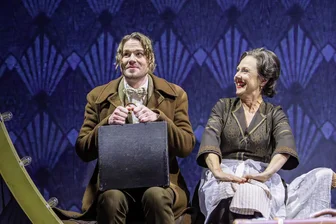 Zwischen Rausch und Realität: Das Freiberger „Cabaret“ zeigt, wie nah Verführung und Verhängnis liegen - Yannik Gräf als Cliff und Susanne Engelhardt als Fräulein Schneider im Freiberger „Cabaret“.