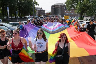 Zwischen Regenbogenbus und Polizeihubschrauber: So lief der Christopher Street Day in Zwickau - Mit der Regenbogenfahne vorneweg startete die Parade zum Christopher Street Day in Zwickau auf dem Bahnhofsvorplatz. Von dort ging es zum Kornmarkt, zur Party und Kundgebung.