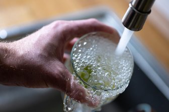 Zwischen Rochlitz und Lunzenau: Umweltkeime im Trinkwasser - Nachdem im Chemnitzer Trinkwasser Bakterien festgestellt wurden, gibt es auch einen Nachweis in Mittelsachsen.