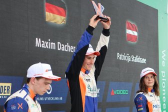 Zwischen roter Flagge und Siegerpokal: Erzgebirger darf auf dem Sachsenring mehrfach jubeln - Maxim Felix Dacher durfte diese Saison als strahlender Sieger mehrfach jubeln.