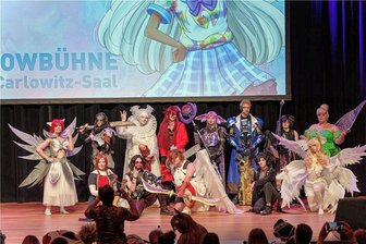 Zwischen Rüstungen und bunten Feen: Erste Animemesse „ShiroCo“ in Chemnitz aus dem Blick einer Cosplayerin - Das Highlight der Messe ist der Cosplay-Wettbewerb, bei dem die Teilnehmer und Teilnehmerinnen ihre selbst gemachten Kostüme präsentieren und inszenieren. Neben Platz 1 bis 3 wurden das beste Kostüm und die beste Performance ausgezeichnet. Die Zweite von links hinten ist Cora Lantzsch.
