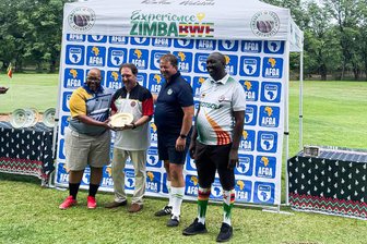 Zwischen Safari und Siegesfeier: Erzgebirgischer Footgolf-Präsident triumphiert bei Africa Open - Der Präsident der African Footgolf Association, Norman Mphake (l.), überreicht René Schmitt im Beisein von Aleks Kravanja (Präsident Footgolf-Weltverband) und Daniel Kuwengwa (Footgolf-Präsident Simbabwe) den goldenen Siegerteller.