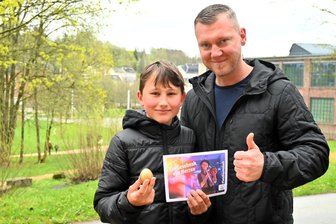 Zwischen Sammelwut und Trostpreis: Die Jagd nach drei goldenen Ostereiern in Reichenbach - Paul Franz hat das erste goldene Ei gefunden. Von Marco Pürzel erhielt er dafür einen Stadtgutschein.