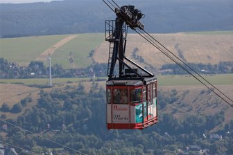 Zwischen Schalmeienkapelle und Motörhead: Wo am Wochenende rund um Annaberg der Bär steppt - Sie gilt als die älteste Seilschwebebahn Deutschlands: die Fichtelberg-Schwebebahn in Oberwiesenthal. Am Wochenende wird ihr 100. „Geburtstag“ gefeiert – natürlich mit einer großen Party.