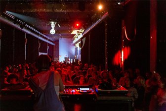 Zwischen schillernden Kostümen und Poesie: So wird das Wochenende in und um Chemnitz - Im Atomino feiert Shelter Boy am Samstag den Auftakt seiner Mercyland-Tour. Hier zu sehen ist das Atomino bei seiner Wiedereröffnung im September 2023.