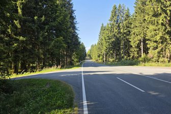 Zwischen Schöneck und Muldenberg gilt Tempo 50 - Die Staatsstraße 302 zwischen Schöneck und Muldenberg.