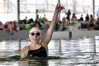 Zwischen Schule und EM-Training: Erstmals gehört eine Zwickauer Synchronschwimmerin zum Nachwuchs-Nationalkader - Im Wasser fühlt sich Lindsay Komar vom SV Zwickau 04 – hier bei einem Wettkampf im vergangenen Jahr – pudelwohl.