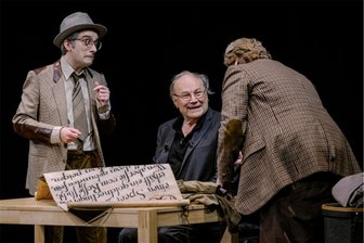 Zwischen Tatort und Burgtheater: Ein Kirchberger berlinert und wienert sich bis zur Berlinale - Anlässlich des 80. Geburtstags überraschte Schüler Benjamin Martin (links) seinen Lehrer Klaus Maria Brandauer (Mitte) im Vorjahr mit einer Einlage im Wiener Burgtheater.