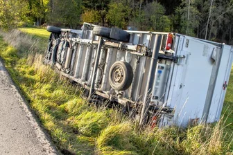 Zwischen Thalheim und Gornsdorf: Laster weicht Radfahrerin aus und stürzt in Böschung - Auf Abwegen war dieser Lkw am Dienstagmittag zwischen Gornsdorf und Thalheim. 