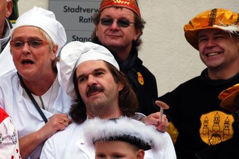 Zwischen Trauer und Tradition: Freibergs Karnevalisten gehen ohne zwei bekannte Mitglieder in die neue Saison - Heidi Hinkel (l.) und Olaf Schulze (r.) bei der Karnevaleröffnung 2009 in Freiberg.