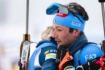 Zwischen Triumph und Tragik: Bakken-Freund Giacomel gewinnt Sprint beim Biathlon-Weltcup in Oberhof vor Nawrath - Sprintsieger Tommaso Giacomel gedenkt beim Zieleinlauf bei einer Umarmung seinem verstorbenen Freund Sivert Bakken.