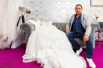 "Zwischen Tüll und Tränen"-Brautausstatter aus Chemnitz: "Natürlich gibt es Bräute, die nerven" - Eigentlich hat Rene Frank Georgi den Brautmode-Laden für seine Frau angemeldet. Schnell hat er aber Gefallen an der Arbeit im Hochzeitsgeschäft gefunden.