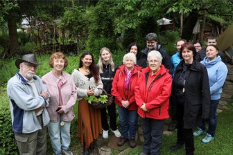 Zwischen Türmen, Prinzenraub und Kräutern – 13. Sächsischer Wandertag in Lugau - Auf den Spuren der Natur: Nancy Lorenz (3.v.l) erklärte den Wanderfreunden der Kräutertour einiges über die essbaren Gartengräser.