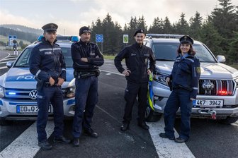 Zwischen Verkehrskontrolle und Kita-Besuch: Die Bürgerpolizisten vom Fichtelberg - Mehrmals im Monat begeben sich die drei Bürgerpolizisten gemeinsam mit tschechischen Kollegen auf Streife. Im Bild sind sie mit Martin Šikýř (3. v. l.) zu sehen.