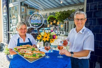 Zwischen Vorfreude und Skepsis: Was Einheimische dem Tag der Sachsen in Aue zutrauen - Feinkost-Matthes heißt Besucher mit Fischbrötchen und einem guten Schluck willkommen. Ob sich das rechnet? Muss man sehen. Auf dem Foto Verkäuferin Katrin Weiß und Inhaber Jochen Matthes.