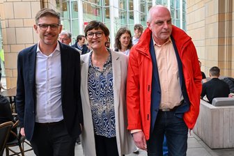 Zwischen Wahlstand und Hutfestival: SPD-Chefin Saskia Esken auf Überraschungsbesuch in Chemnitz - Auf dem Weg zum Gespräch mit Chemnitzer Bürgern und Parteifreunden: SPD-Chefin Saskia Esken, der Spitzenkandidat der sächsischen SPD zur Europawahl Matthias Ecke (links) und der Chemnitzer SPD-Bundestagsabgeordnete Detlef Müller.