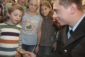 <p class="artikelinhalt">Kugelstoß-Weltmeister David Storl vom LAC wurde am Dienstag im Chemnitzer Rathaus auch von den Sportkindern des LAC, des Sportgymnasiums und der Sport-Mittelschule begrüßt und zeigte ihnen seine Medaille. In anderthalb Wochen wird er auch in Rochlitz erwartet.</p>