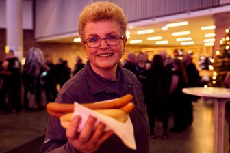 Zwischen Wiener Würstchen und Patschuli-Duft: Ein Chemnitzer Festival der besonderen Art - Diana Neubert hat hunderte Würstchen an die Festival-Besucher verkauft. Für diesen Dienst trägt sie sich immer gern ein.
