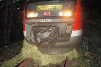 Zwischen Witzschdorf und Waldkirchen: Erzgebirgsbahn kollidiert mit Strohballen auf Gleis - Trotz Vollbremsung: Die Kollision mit dem Strohballen war nicht zu vermeiden.