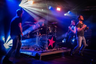 Zwischen Wutausbruch und Liebeserklärung: Konzert im Erzgebirge lässt es mächtig krachen - Die Band Maggie’s Farm aus Potsdam heizte dem Olbernhauer Publikum ordentlich ein.