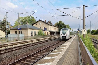 Zwischen Zwickau und Glauchau fahren Busse statt Züge - Am Haltepunkt Mosel müssen Fahrgäste vom Zug in den Bus umsteigen - und umgekehrt.
