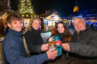 Zwischen Zypern und Erzgebirge: Eine Auswanderer-Familie kommt jedes Jahr auf den Marienberger Weihnachtsmarkt - Maddox Heitmann, Mandy und Tess Langer sowie Ronny Heitmann (v. l.) leben im Sommer in ganz Europa verteilt. In der Weihnachtszeit sind sie alle wieder in der Heimat anzutreffen.